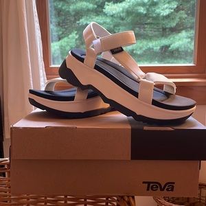 Teva Jadito size 7 NIB